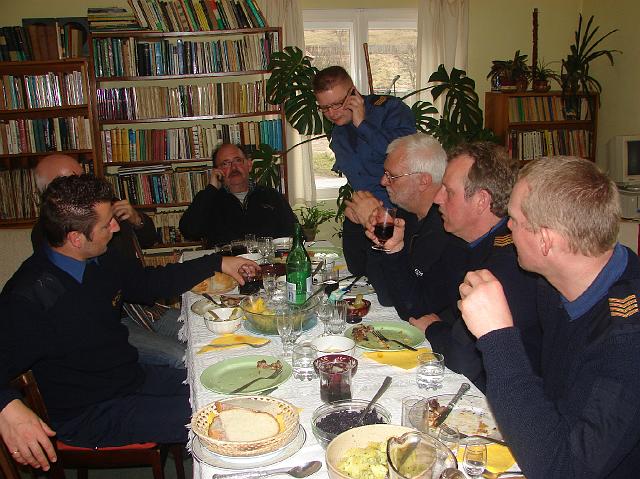 DSC06669.JPG - En rode wijn, zelf gemaakt en natuurlijk altijd weer die mobiele eenheid...... MET SIEBE!!!