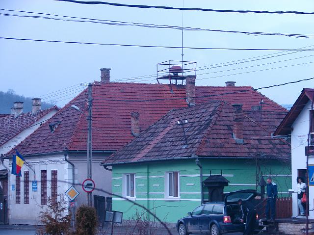 DSC06682.JPG - Dat is het gemeentehuis, met de brandweersirene op het dak.