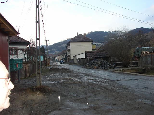 DSC06692.JPG - De straat waar de brandweerkazerne van Praid aan ligt.