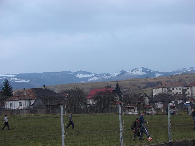 DSC06695.JPG - Voetbal is internationaal, alleen loopt het veld wel erg naar een kant af...