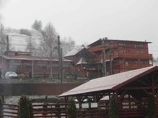 DSC06701.JPG - aan de overkant was ons restaurant waar wij ''s-morgens ontbijten en 's-avonds dineren en een afzakkertje nemen....