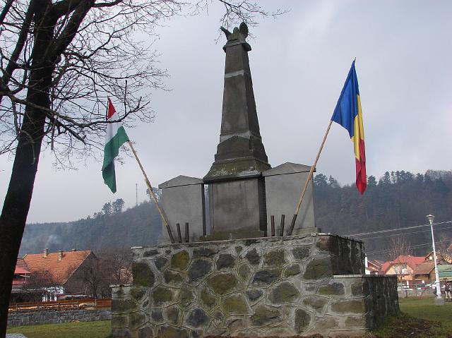 DSC06735.JPG - Monument op het "dorpsplein" met de Hongaarse en Romeense vlag. Enige jaren terug was deze manier van vlaggen ondenkbaar
