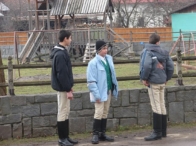 DSC06748.JPG - De jonges in de plaatselijke klededracht.