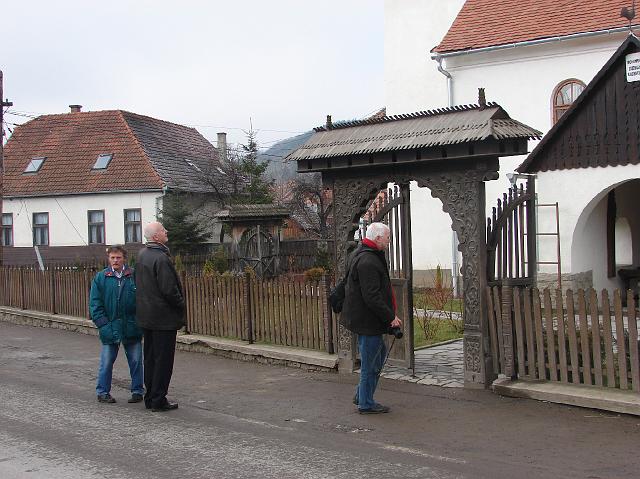 DSC06750.JPG - De poort is volledig in hout uitgesneden en bevat heel mooie details