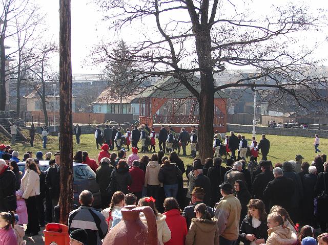 DSC06763.JPG - de jongens en meisje van het dorp die dragen de kransen