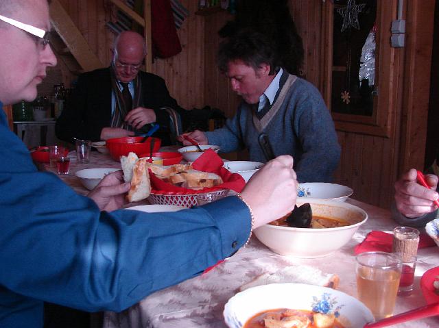 DSC06800.JPG - En dan de echte, buiten op het vuur gemaakte, Hongaarde Goulasch soep