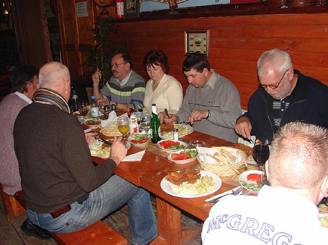 DSC06832.JPG - Nee honger hebben we niet gehad. De gastheer en gastvrouw van de hele dag hebben we dan ook voor deze avond uitgenodigd.