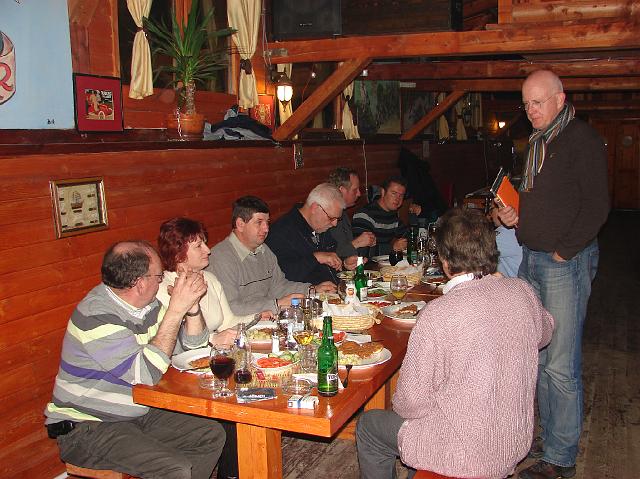 DSC06835.JPG - En Karoly vertaald het verhaal maar weer eens in het Hongaars