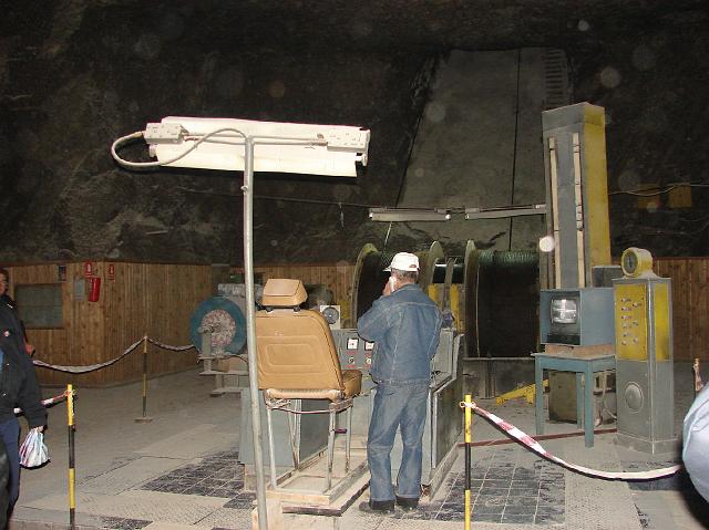DSC06979.JPG - De machine kamer waar de besturing van de lift was. Hier wordt het zout van ca 300 mtr diepte naar boven gehaald.