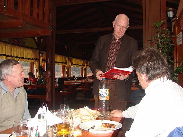 DSC06993.JPG - De burgemeester en Karoly krijgen van Reinout een cadeau van Kollumerland