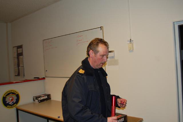 DSC_0002.JPG - Brandweermannen steken altijd een zaklamp bij zich en natuurlijk een batterij check
